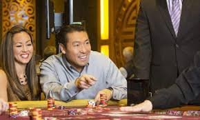 Antarmuka aplikasi kasino mobile cuangila39 menampilkan permainan slot dan pasar sportsbook